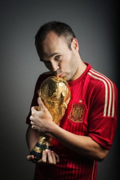 Iniesta posa con el trofeo de campen del mundo.