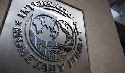 Placa a la seu de l'FMI, a Washington.