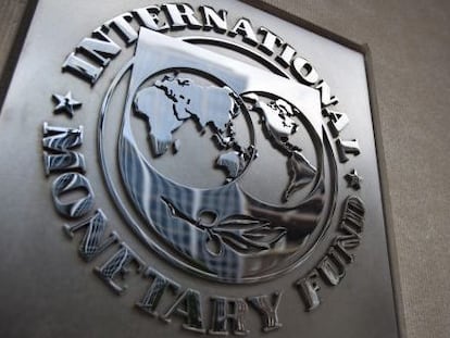 Placa en la sede del FMI, en Washington.