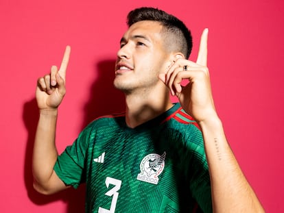 Cesar Montes, el número 3 del seleccionado nacional mexicano en Qatar.