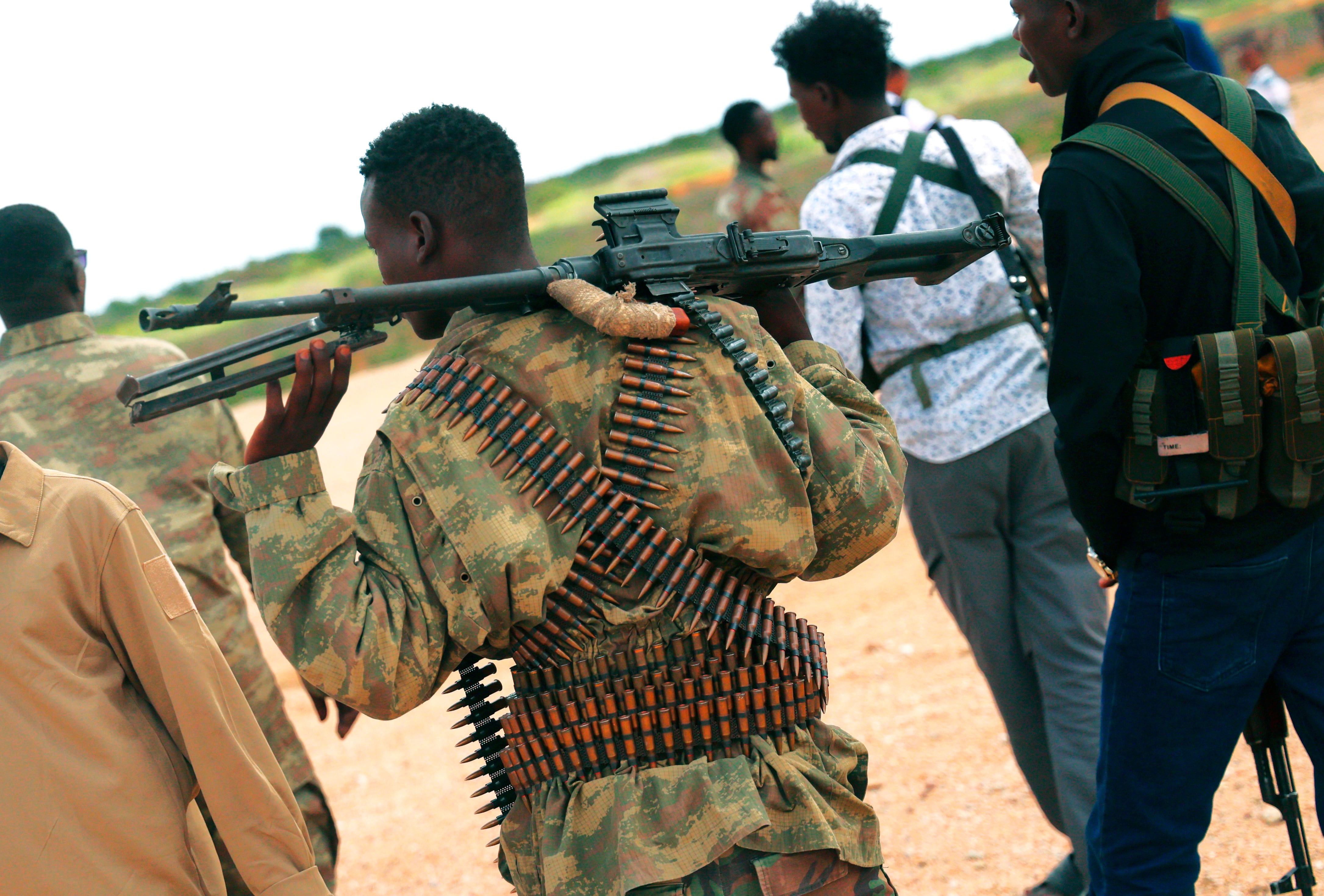 Un joven sostiene un arma en Burhakaba, Somalia, el pasado mes de septiembre.