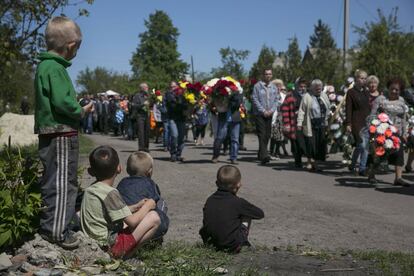 Funeral por uno de los muertos en los enfrentamientos entre las fuerzas ucranias y los separatistas rusos cerca de la ciudad de Slaviansk, en el este de Ucrania.