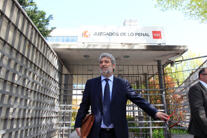 Miguel Ángel Rodríguez, tras comparecer en un juzgado de Madrid en 2011 acusado de injurias y calumnias por haber llamado "nazi" al doctor Luis Montes.