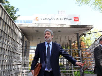 Miguel Ángel Rodríguez, tras comparecer en un juzgado de Madrid en 2011 acusado de injurias y calumnias por haber llamado "nazi" al doctor Luis Montes.