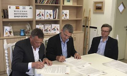 El alcalde de Castrillo Mota de Judíos, Lorenzo Rodríguez (izquierda), y el de Kfar Vradim fiirman el hermanamiento ante el embajador de España, Fernando Carderera.