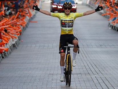 Jonas Vingegaard tras cruzar la línea de meta en la última etapa de la Itzulia, en Eibar este sábado.