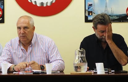 A la izquierda, Francisco Carbonero (CC OO) junto a Francisco Fern&aacute;ndez (UGT), que comparecieron ayer ante la prensa en Sevilla. 