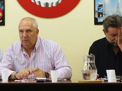 A la izquierda, Francisco Carbonero (CC OO) junto a Francisco Fern&aacute;ndez (UGT), que comparecieron ayer ante la prensa en Sevilla. 
