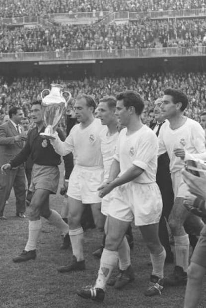 Lesmes, a la derecha, celebra la consecución de la Copa de Europa en 1957, junto a Alonso, Di Stéfano, Kopa y Zárraga, de izquierda a derecha