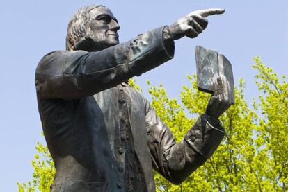 Estatua de John Wesley, el fundador del Metodismo, en Epworth, North Lincolnshire (Reino Unido).