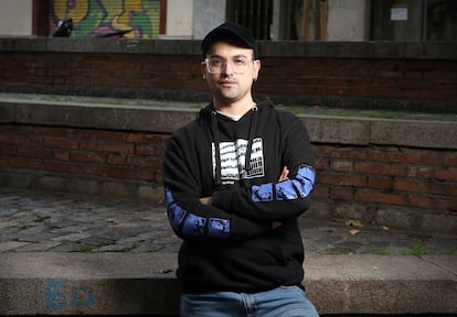 The Chilean writer Simón López Trujillo, portrayed in the Plaza de Cascorro, Madrid, on November 3, 2023.
