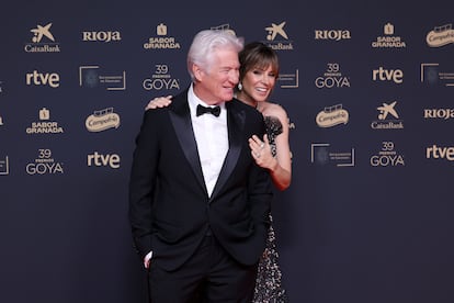 Richard Gere con su esposa, Alejandra Silva, en la alfombra roja de los Premios Goya, este sábado en Granada.