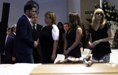 La relevancia y la huella de Alfredo Di Stéfano ha tenido reflejo en la multitudinaria asistencia a la capilla ardiente del Bernabéu. En la imagen, Casillas da el pésame a la familia.