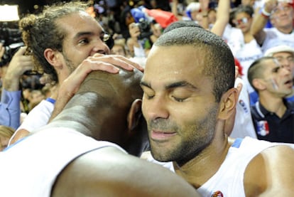 Parker se abraza con Ali Traore, con Noah al fondo.