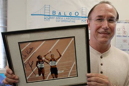 Victor Conte, creador de THG, junto a una foto de Marion Jones.