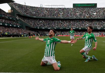 Álex Moreno celebra su gol, el cuarto del Betis ante Osasuna.