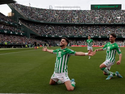 Álex Moreno celebra su gol, el cuarto del Betis ante Osasuna.