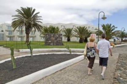 En la imagen, un complejo de apartamentos en Lanzarote. EFE/Archivo