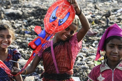 La alegría se contagia rápido entre los más pequeños en cuanto aparece algún juguete en la basura. En este caso, una cometa de Spiderman sirve para romper horas de monótono rebuscar.