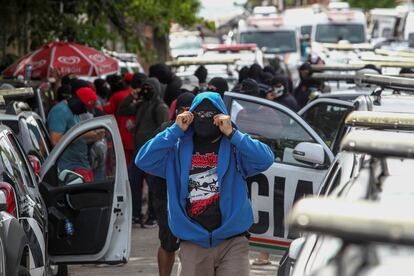 Manifestantes mascarados se concentram em batalhão da PM em Fortaleza, no segundo dia da greve de policiais.