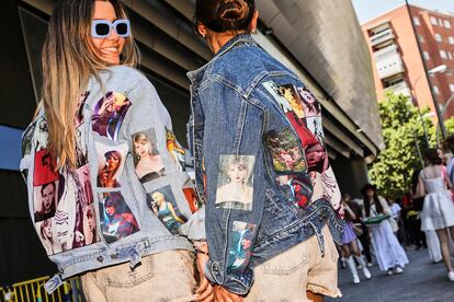 Las colombianas Estefanía Gambín, 31 años, y Valeria Vargas, de 30, con sus chaquetas vaqueras inspiradas en el Eras Tour.