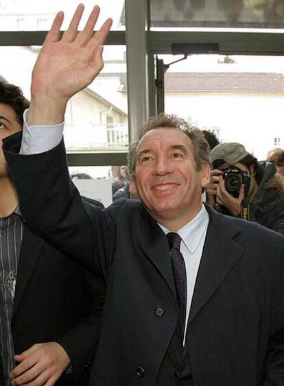 François Bayrou saluda a su llegada al Instituto de Ciencias Políticas de Lyon.
