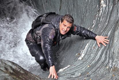 Bear Grylls tras deslizarse hasta el fondo de un barranco.