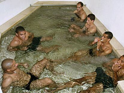 Roberto Carlos, Ronaldo, Marcos, Edmilson, Rivaldo y Silva se relajan en un jacuzzi. PLANO GENERAL - ESCENA