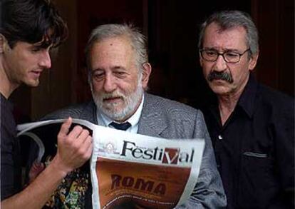 Adolfo Aristarain lee el periódico del Festival de Cine de San Sebastián junto a José Sacristán y Juan Diego Botto.