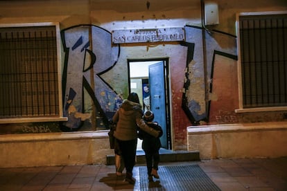 Una madre salvadoreña solicitante de asilo acude con uno de sus hijos a la parroquia Carlos Borromeo en Madrid, el 19 de noviembre de 2019, ante la falta de plazas de acogida.