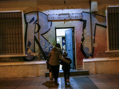 Una madre salvadoreña solicitante de asilo acude con uno de sus hijos a la parroquia Carlos Borromeo en Madrid, el 19 de noviembre de 2019, ante la falta de plazas de acogida.