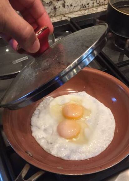 Andrés Asión, vecino de Miami, cocina el desayuno a su familia a la espera del huracán Irma.