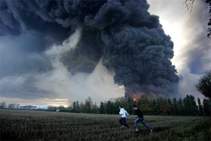 Las tres explosiones han originado un incendio de enormes proporciones que ha lanzado al cielo bolas de fuego, seguidas de densas columnas de humo negro, que se han ido extendiendo desde Hertfordshire, al norte de Londres, donde se han producido las explosiones, a otros condados vecinos.