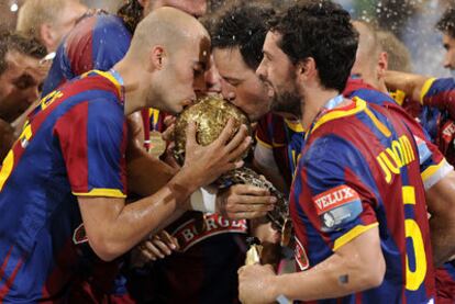 Iker Romero y Albert Rocas besan el trofeo, en presencia de Juanín, durante la celebración del título.