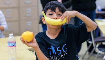 Un niño con unas frutas en uno de los talleres de la Gasol Foundation