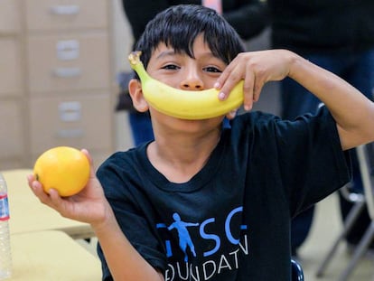 Un niño con unas frutas en uno de los talleres de la Gasol Foundation