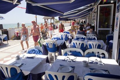La terraza de un restaurante en una playa de Benalmádena (Málaga), vacía a la hora de la comida.