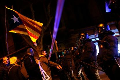 Manifestants davant del cordó policial durant una protesta després de la decisió del jutge Llarena d'enviar a la presó els líders independentistes, a la plaça Catalunya de Barcelona.