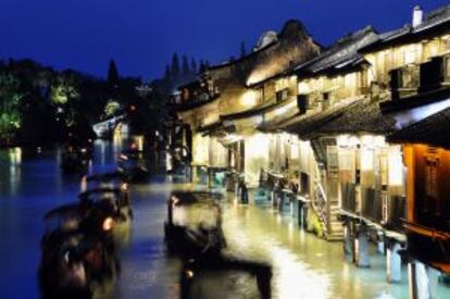 Canal con barcos en la población de Wuzhen, cerca de Shanghái (China).