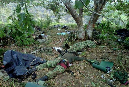 Fotografía cedida por periódico 'El Líder, Diario Caqueteño', donde se ven soldados muertos en combates contra las FARC.