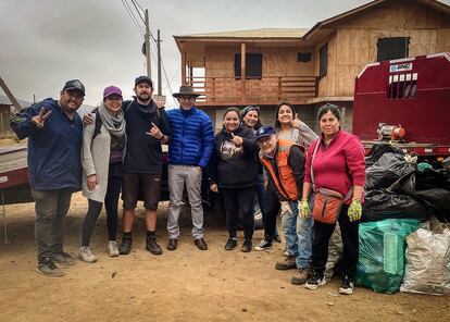 Vecinos  voluntarios después de una jornada de limpieza en la cuesta de Culiprán.