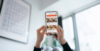 Una persona navega entre las diferentes opciones de restaurantes a domicilio.