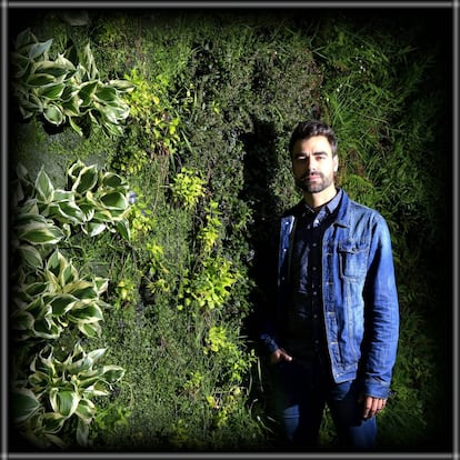 Alberto Anaut en el Jard&iacute;n vertical del Caixa Forum.