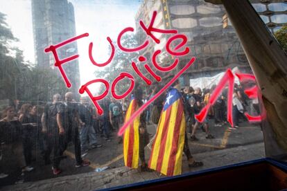 Pintada en un cristal en la plaza de Urquinaona durante la manifestación de este sábado en Barcelona.