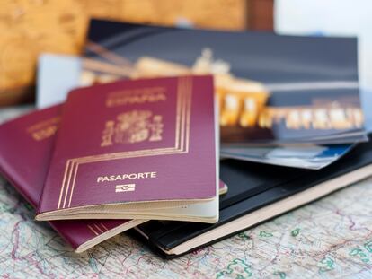 Dos pasaportes españoles en una fotografía de archivo.