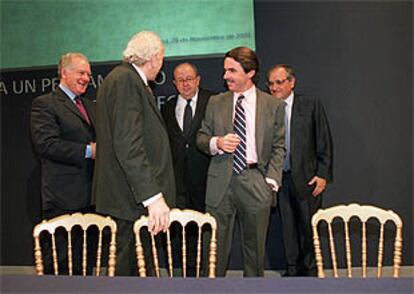 José María Aznar junto a algunos patronos en la presentación ayer de la nueva macrofundación del PP.