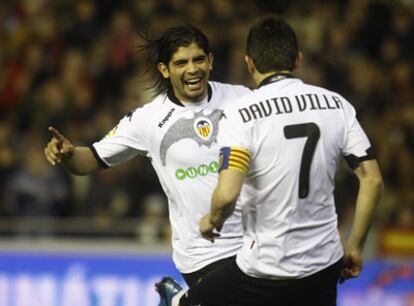 Banega, tras marcar el primer gol del Valencia, corre a abrazarse con Villa.