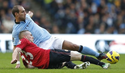 Pablo Zabaleta disputa el balón con Tom Cleverley.