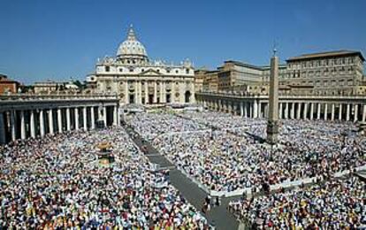 Panorámica de la plaza de San Pedro, en el Vaticano, durante la ceremonia de santificación del padre Pío.