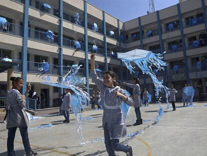 Un grupo de niñas juega en una de las escuelas gestionadas en Gaza por la  la UNRWA, la agencia regional de Naciones Unidas, en una imagen de archivo. 